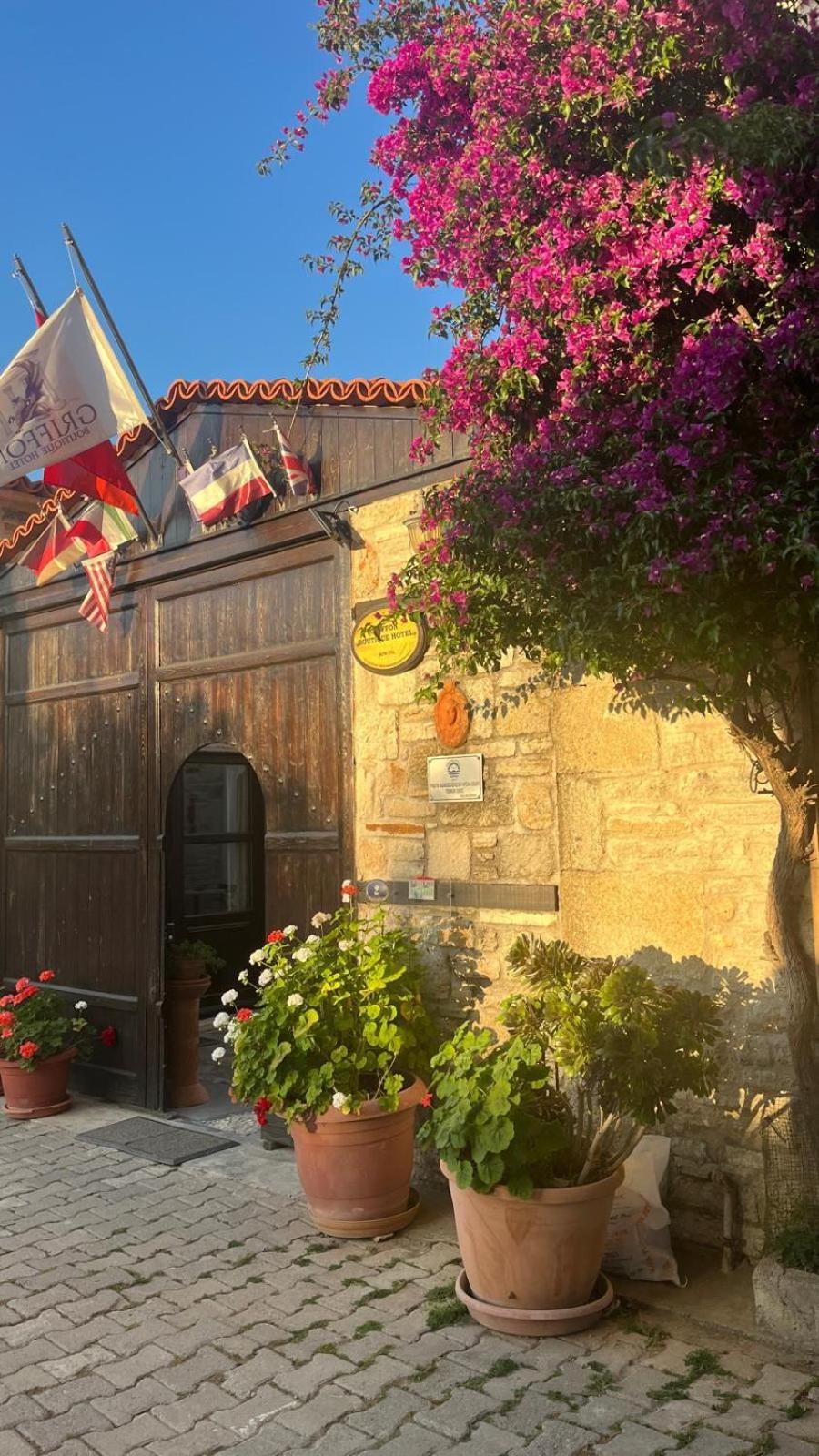 Griffon Hotel Yenifoca Exterior foto